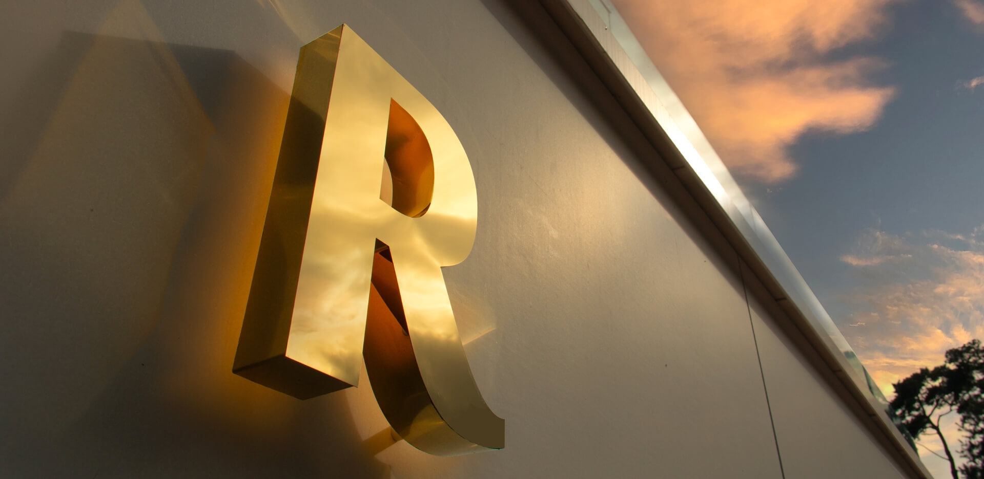 litera-r-zlota-blacha-villa-glamour-jurata-litery-z-blachy-nierdzewnej-podswietlane-litery-na-dystansie-zlote-litery-halo-led.jpg litera-r-zlota-blacha-villa-glamour-jurata-litery-z-blachy-nierdzewnej-podswietlane-litery-na-dystansie-zlote-litery-halo-led.jpg