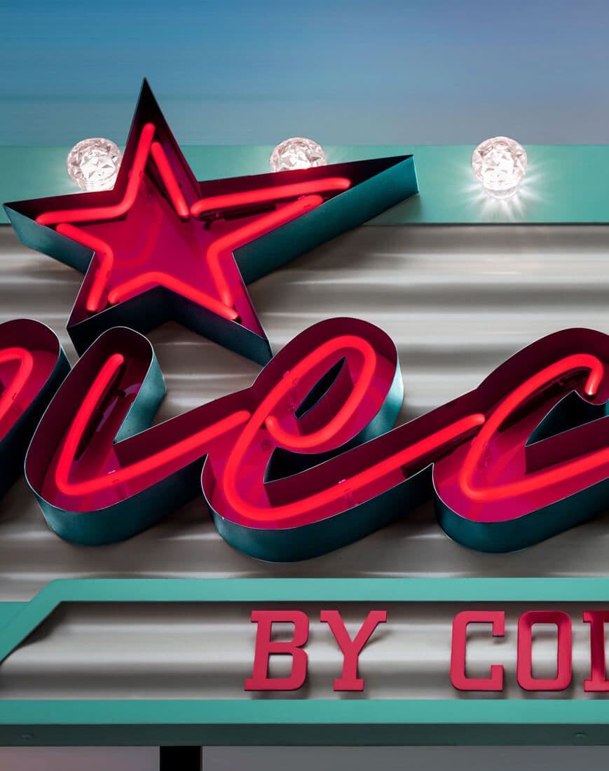 nowoczesne-reklamy-swietlne-w-stylu-amerykanskim.jpeg nowoczesne-reklamy-swietlne-w-stylu-amerykanskim.jpeg