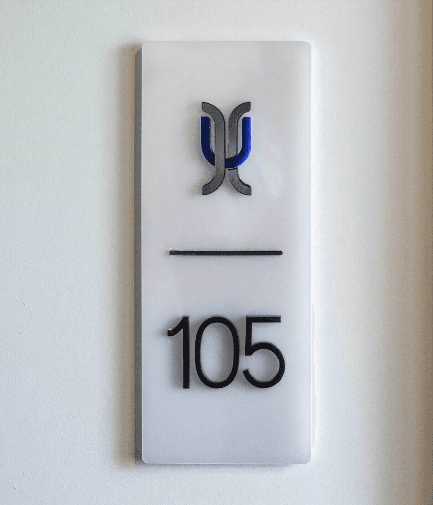 Beschilderung des Pretende-Gebäudes - Wandtafel