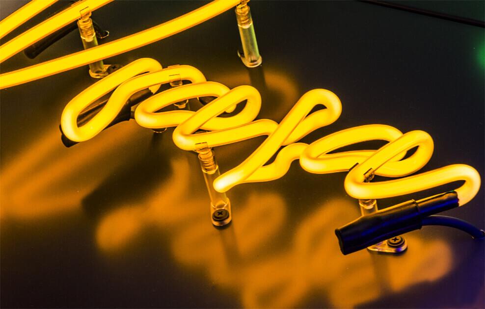 campione di insegne al neon stampa neon-press-airport-warsaw-neon-su-dibon-base-neon-su-vetro-parete-neon-produttore-neon-blu-neon-neon-inside