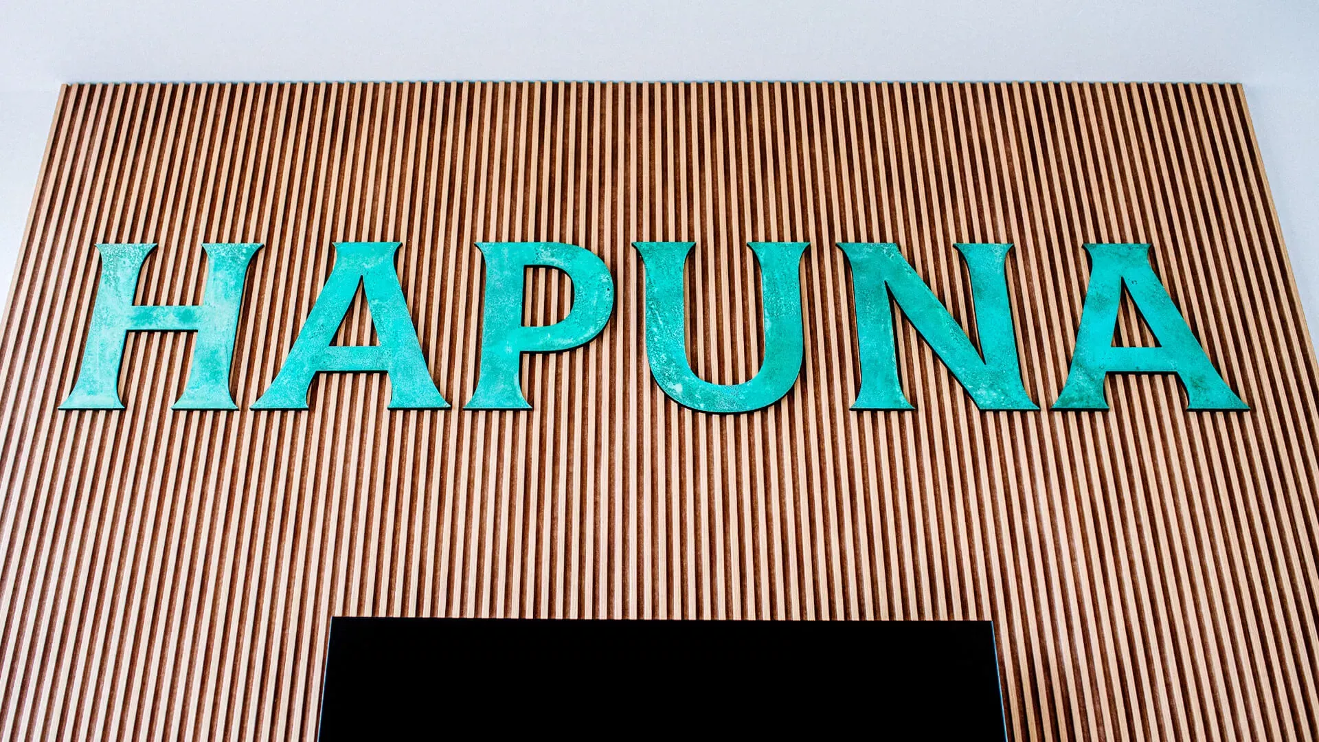 Hapuna - Wort aus Metall im industriellen Stil mit Patina überzogen
