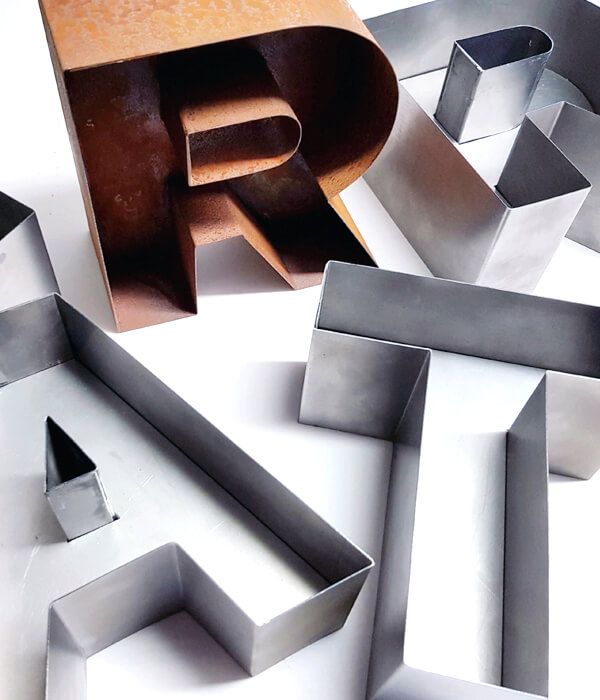 Die Kupferbuchstaben im industriellen Stil