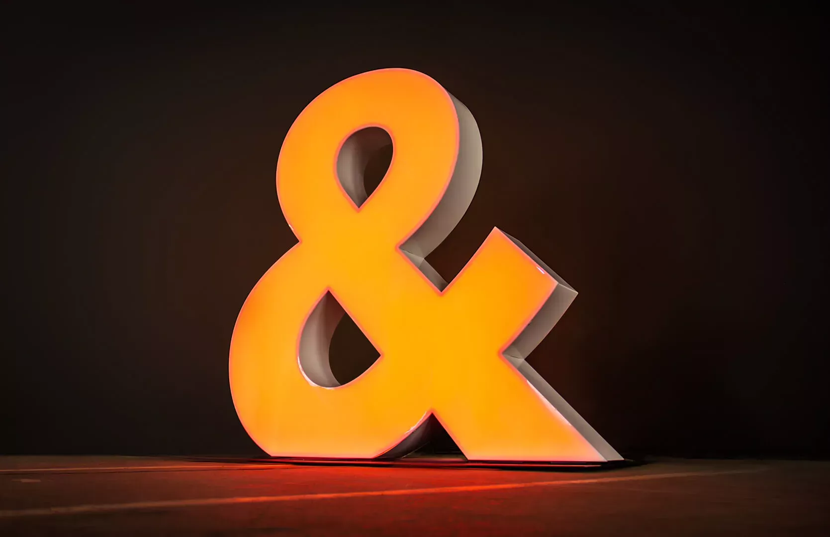 Großformatige Briefe - Riesensymbol in Orange beleuchtet