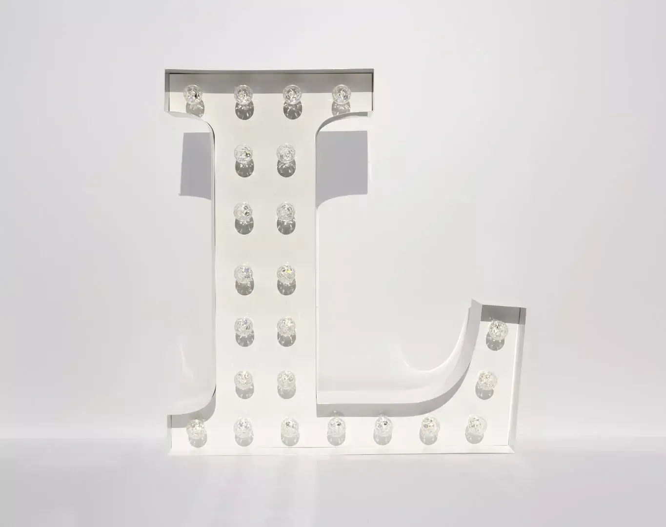 Litera L - stojąca litera z żarówkami w kolorze białym