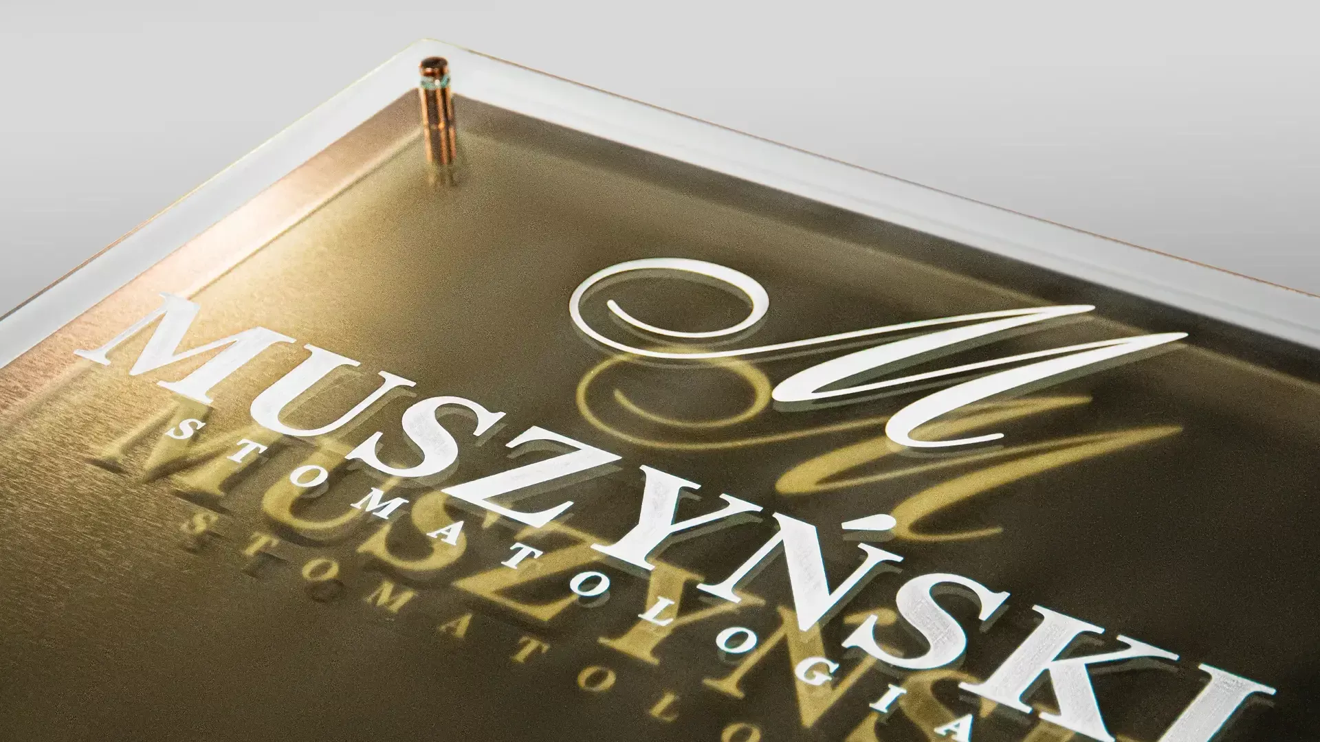 Goldplatte mit 3D-Logo auf Abstandshaltern - Goldplatte mit 3D-Logo auf vier Distanzen