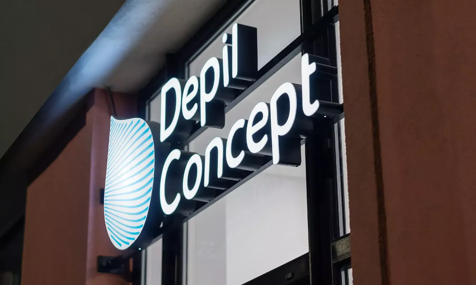 Podświetlane litery LED Depil Concept - Podświetlane litery LED Depil Concept na zewnątrz