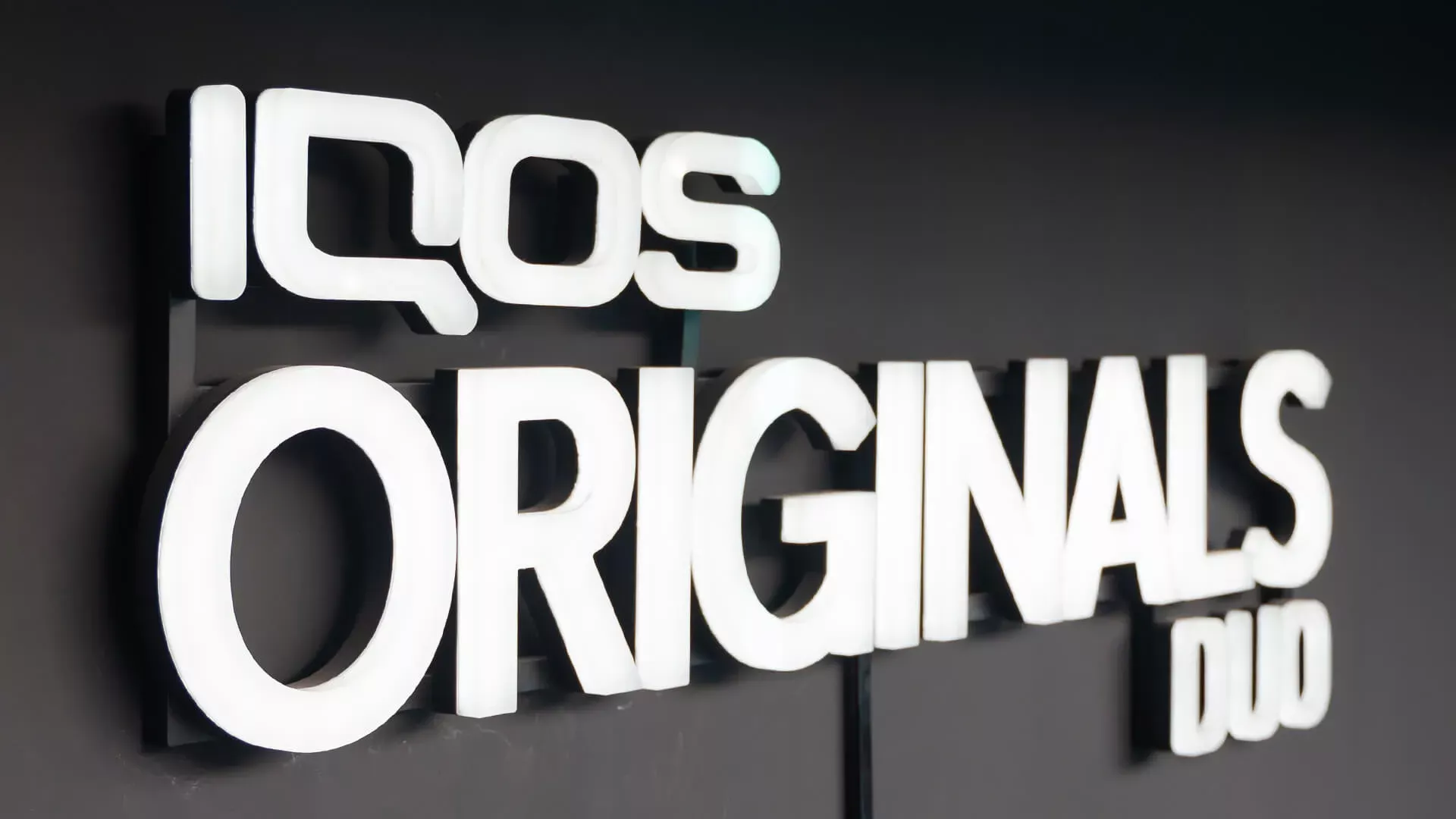 Iqos - Logo en opschrift IQOS ORIGINALS DUO van plexiglas, verlicht in wit