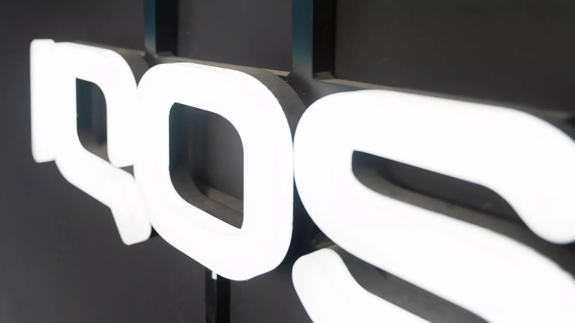 Iqos - napis IQOS wykonane z pleksi, podświetlane na biało
