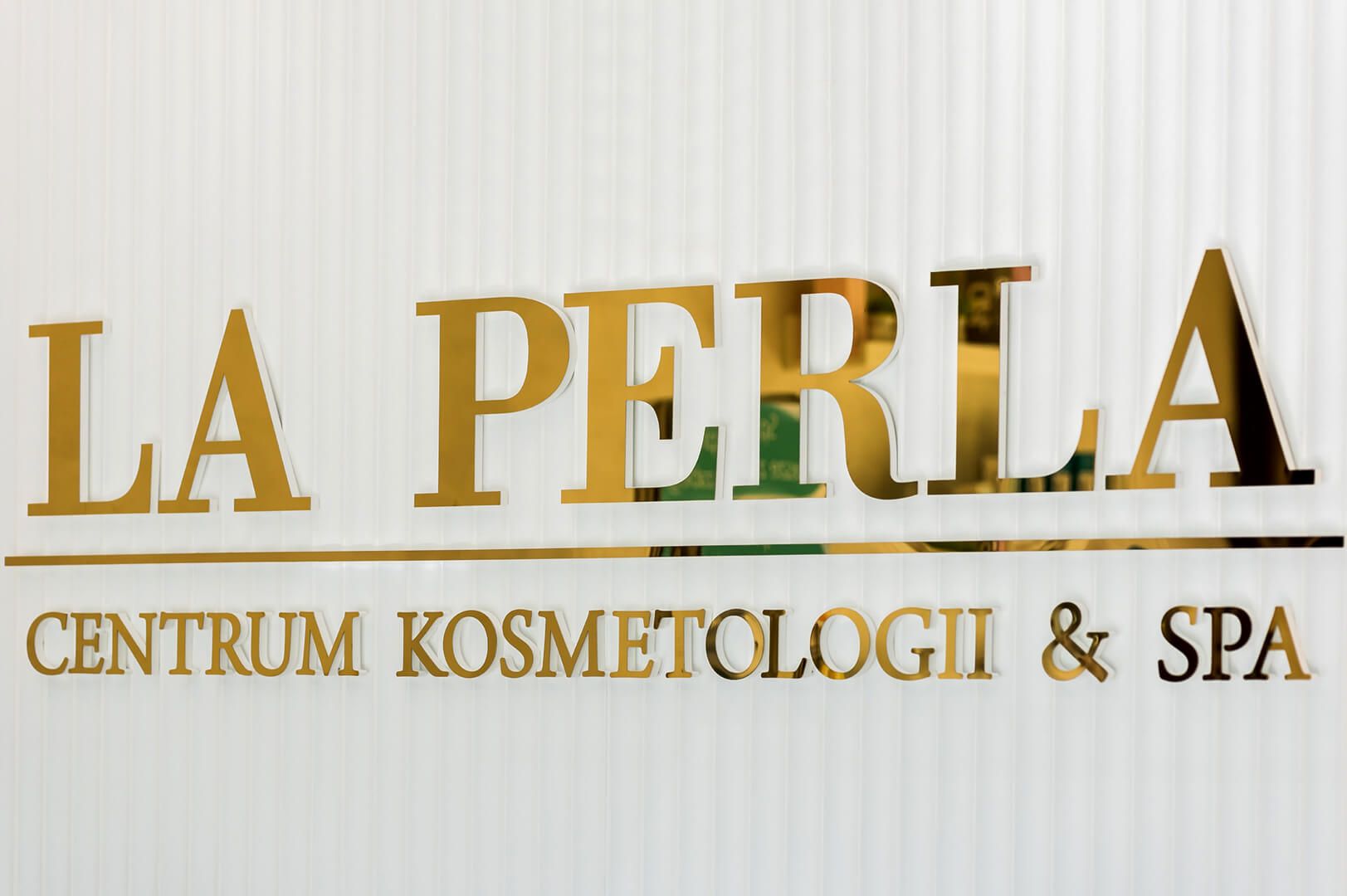 LA PERLA - litery przestrzenne 3D w kolorze złotym dla centrum kosmetologii i SPA