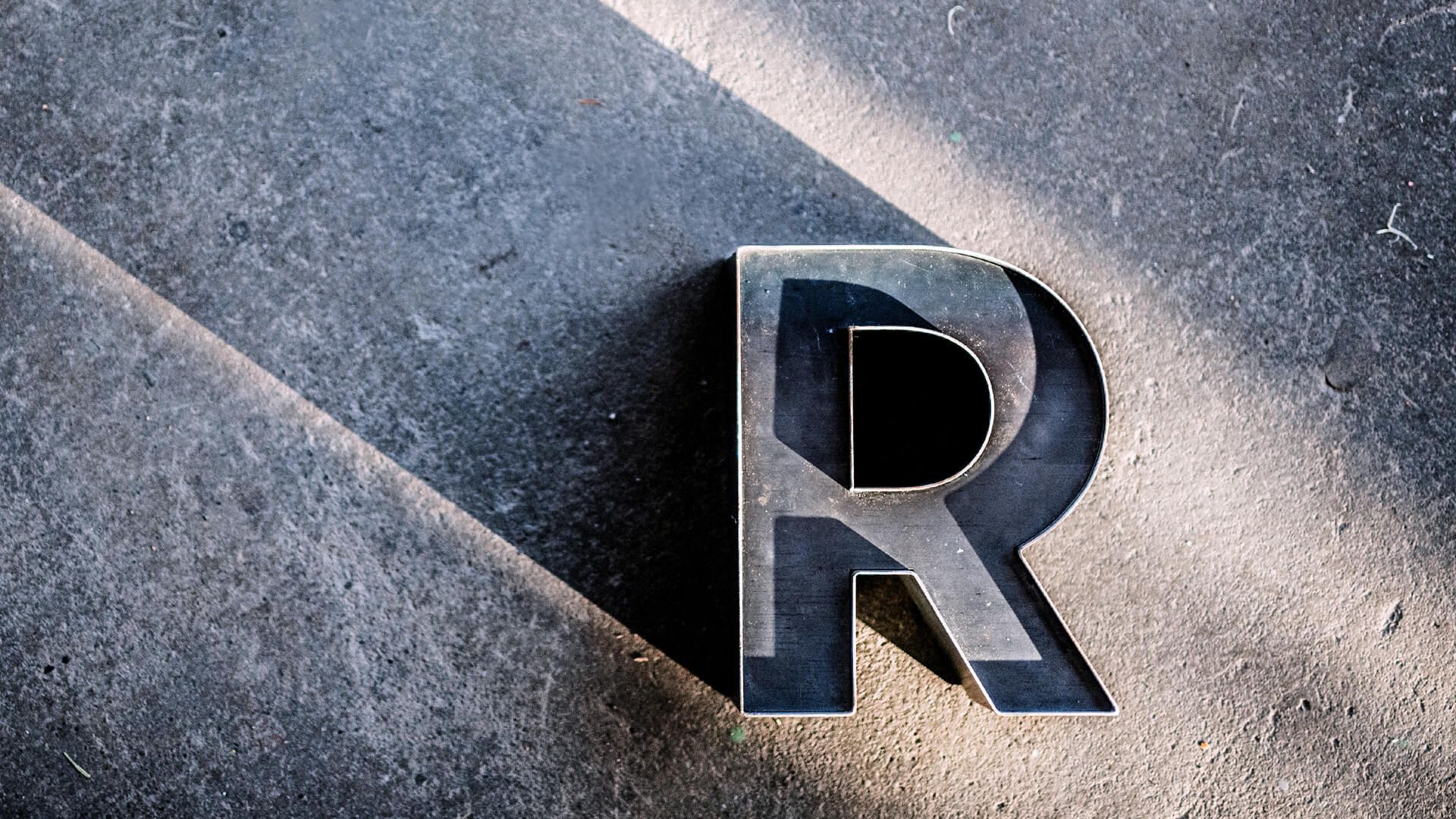 Litera R metalowa - Litera R z blachy metalowej, styl industrialny.