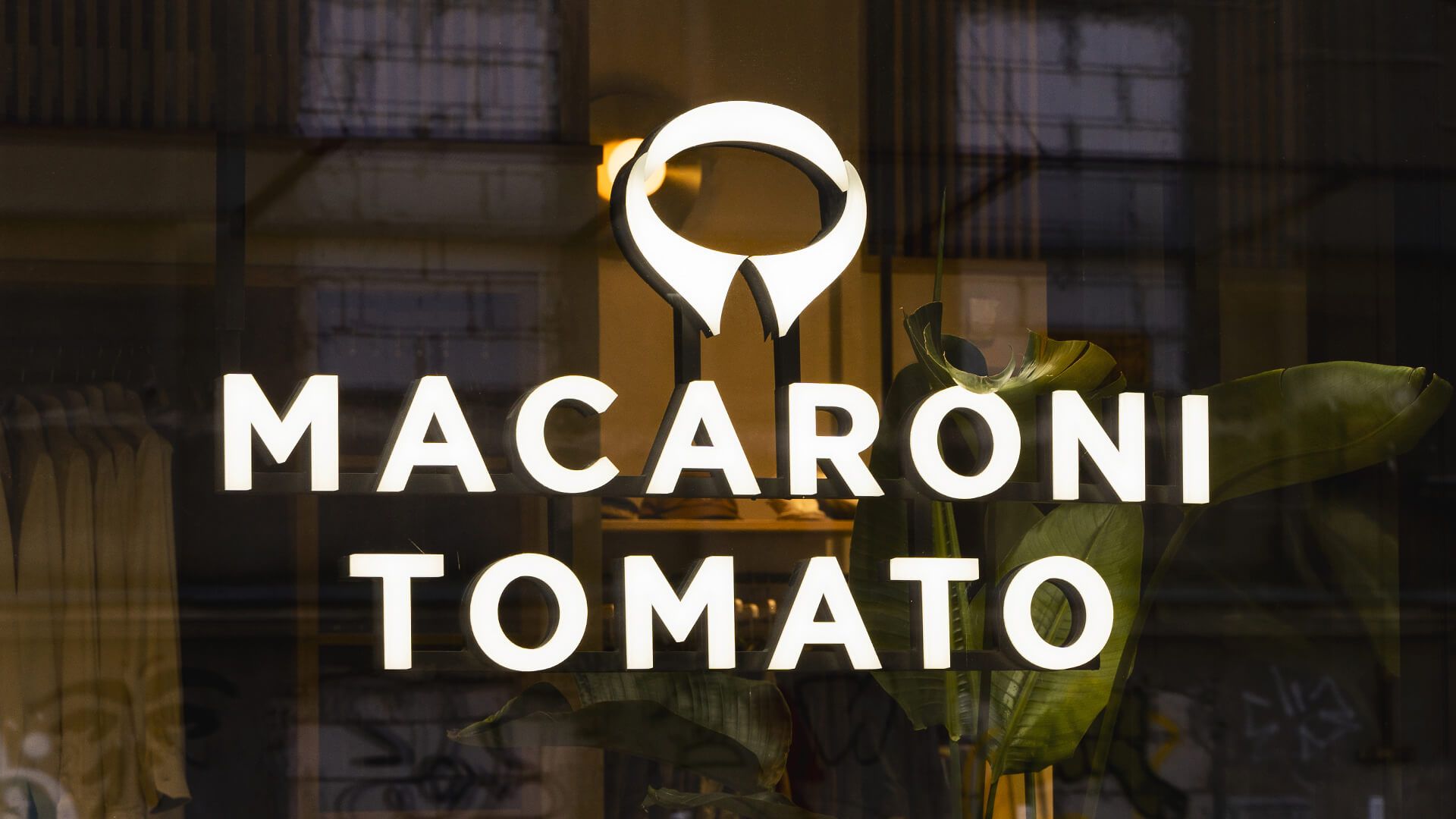 Makkaroni-Tomate - Leuchtbuchstaben, vollständig seitlich und von vorne beleuchtet, in weiß, LED.