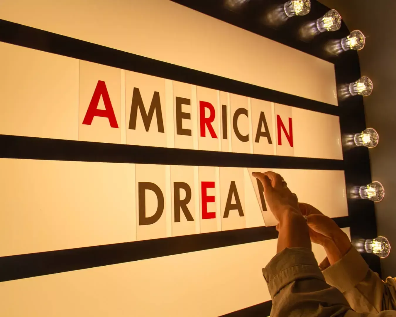 Amerikanischer Traum - Personalisierte Plakette, mit Buchstabenwechsel im Retro-Stil