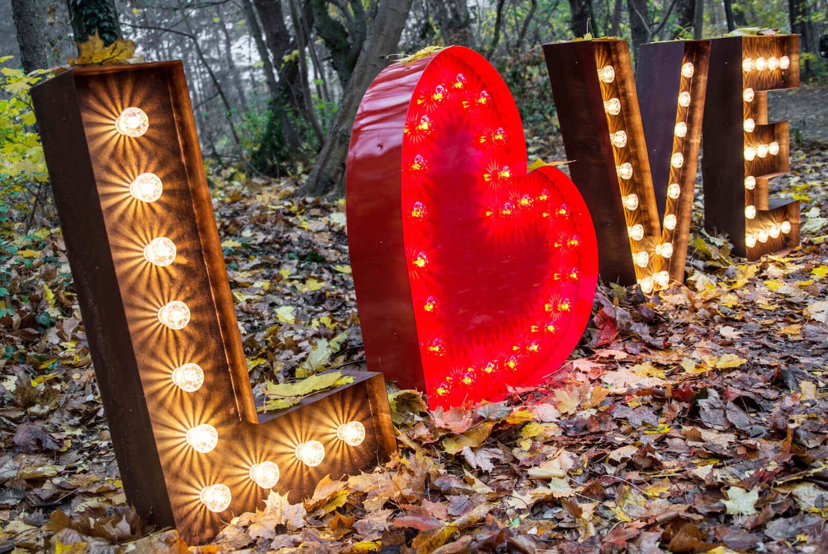 LIEVE - LOVE inscriptie samengesteld uit lichtgevende letters