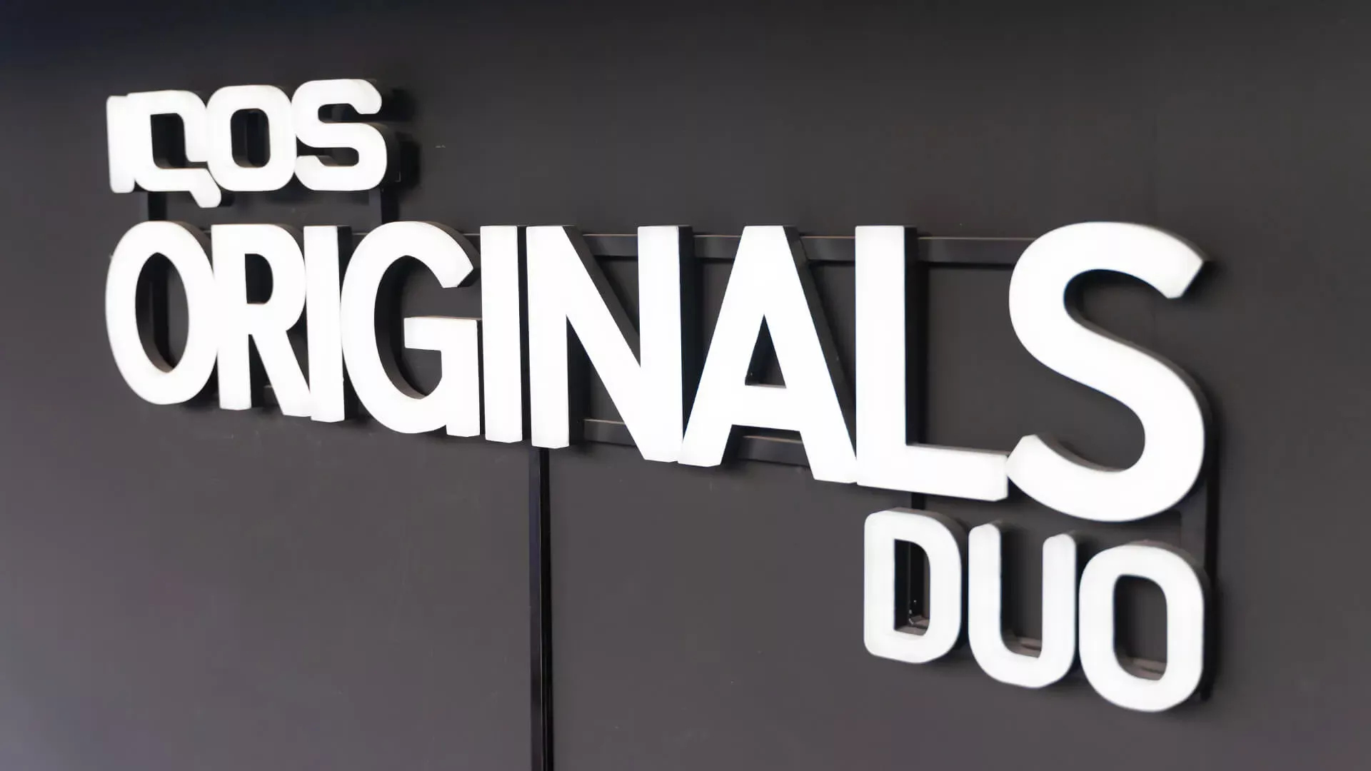 Iqos - Logo et texte IQOS ORIGINALS DUO en plexiglas, rétro-éclairé en blanc