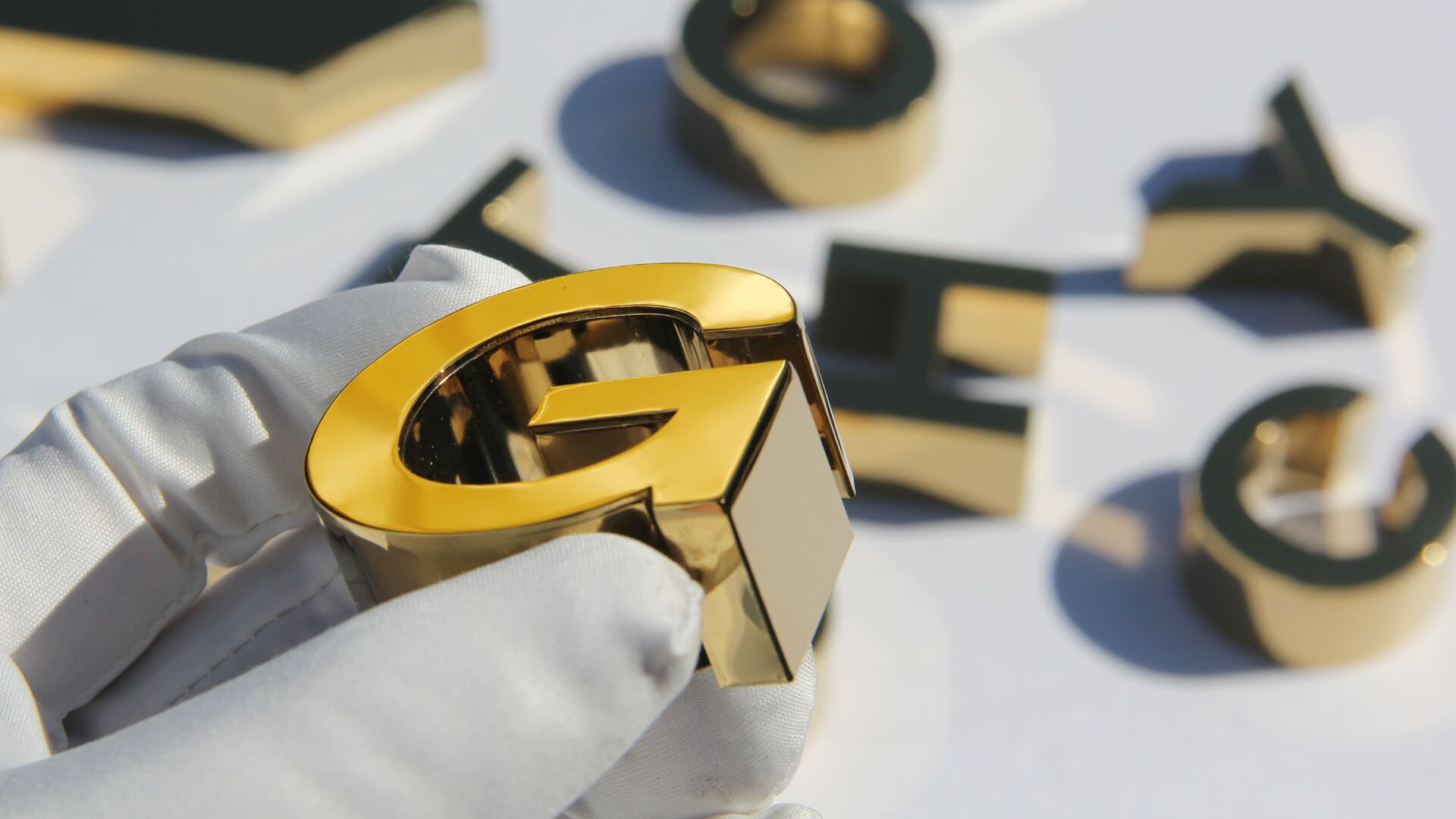 Litera G - z blachy nierdzewnej, polerowanej w kolorze złotym