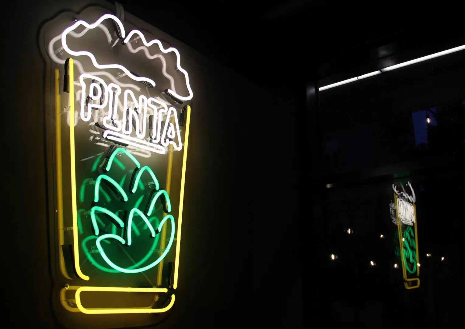Pinta - neon sign in the shape of a glass along with the inscription