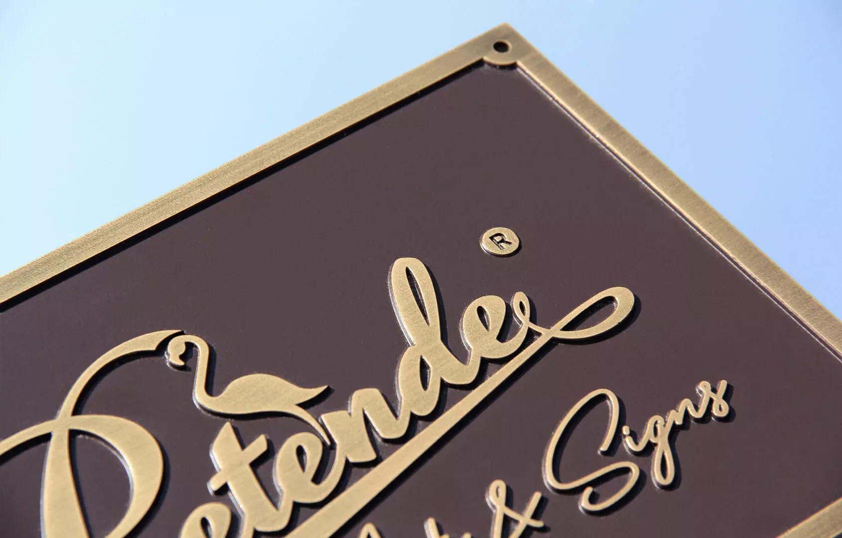 Gussplakette Pretende - 3D-Plakette aus Bronzeguss mit Pretende-Logo
