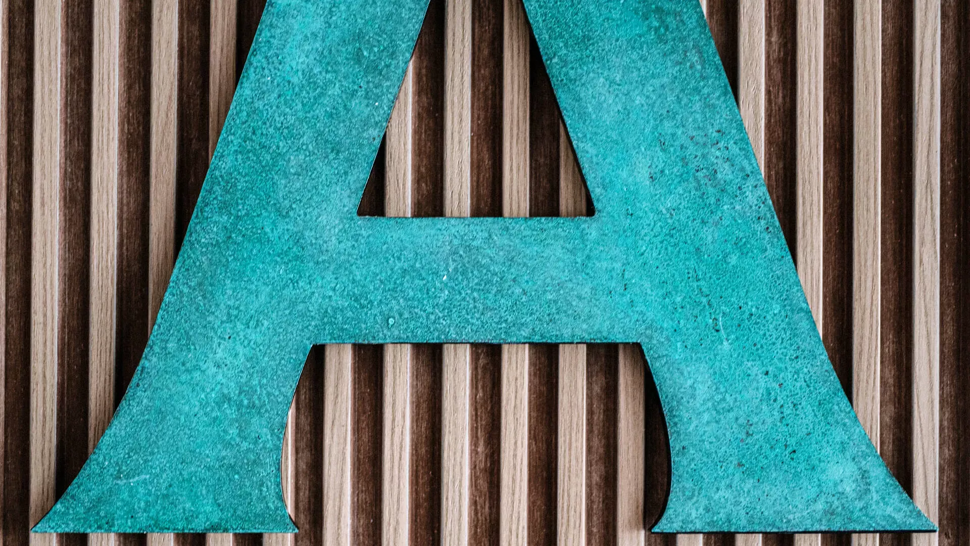 Litera A - wykonana z metalu w stylu industrialnym, pokryta patyną