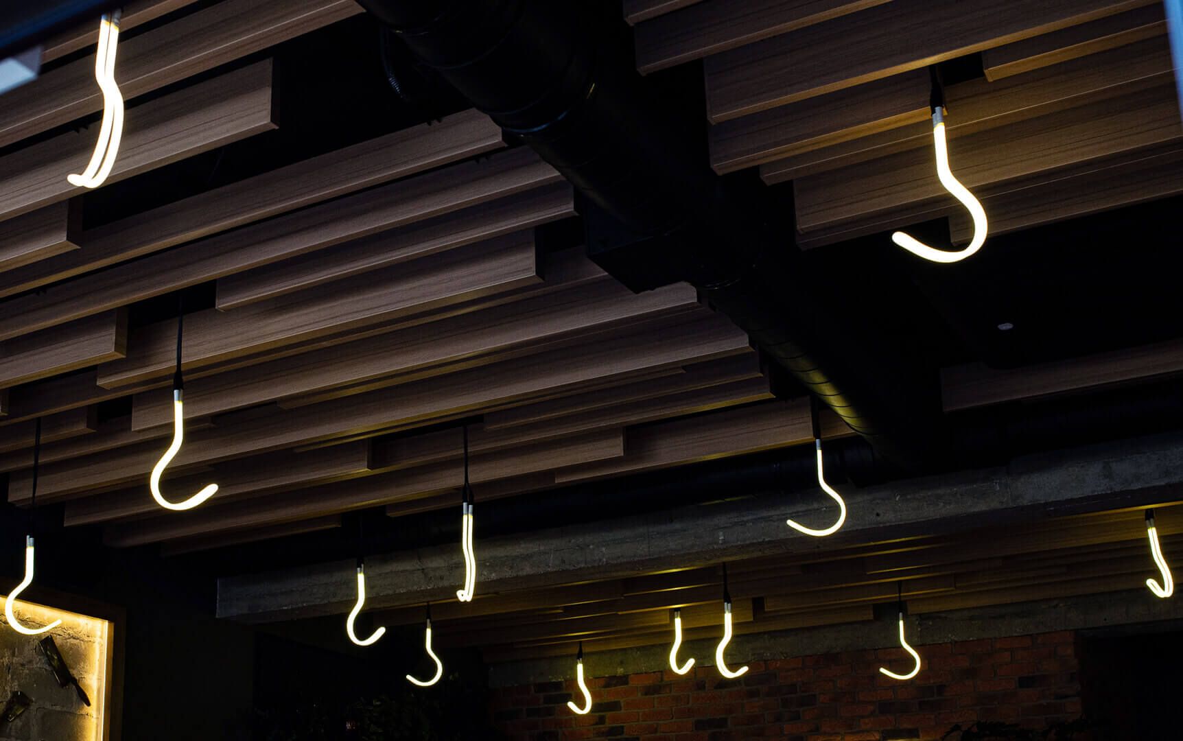 Crochets en néon - Des crochets au néon sur le plafond dans le steakhouse.