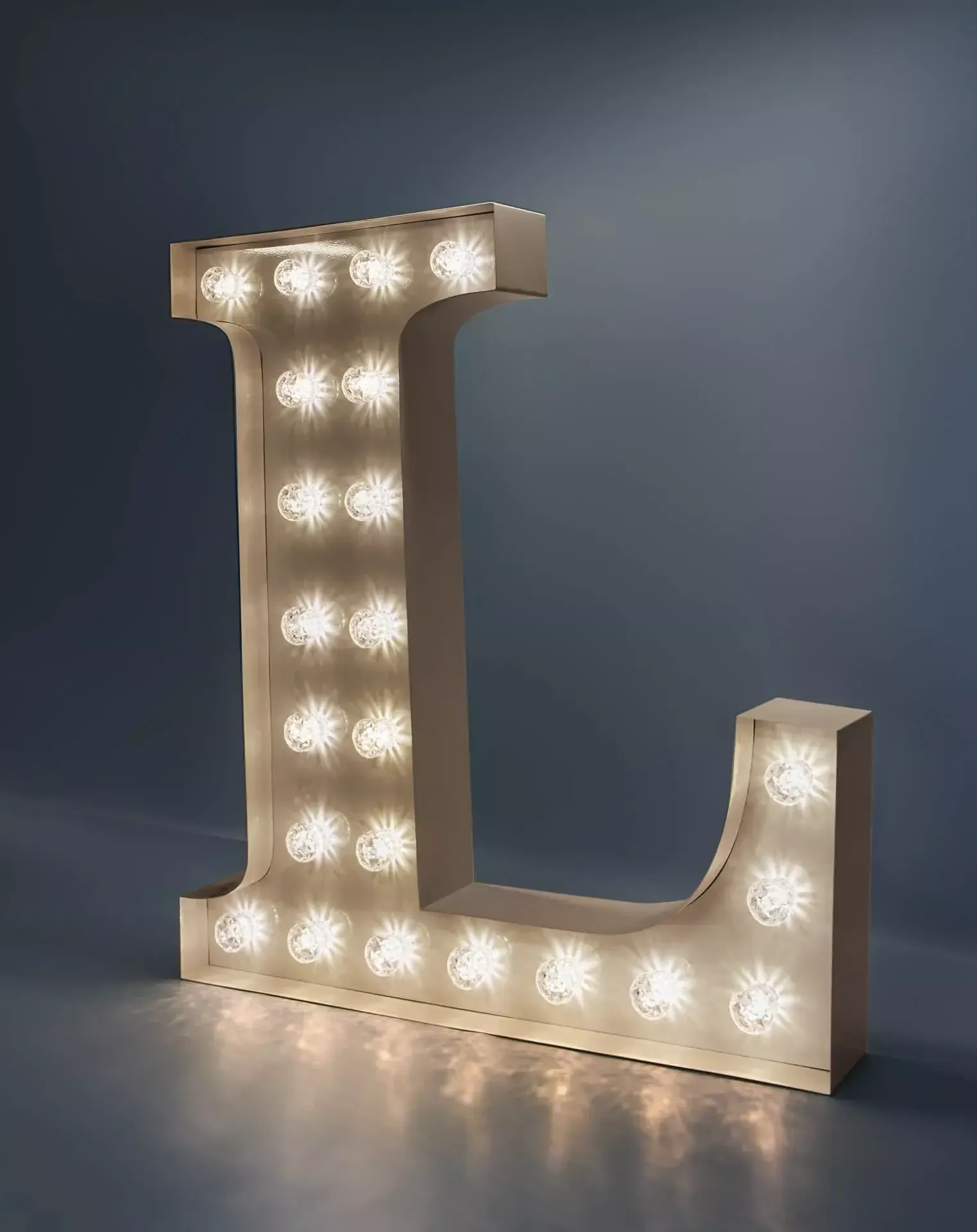 Litera L - świecąca litera z żarówkami w kolorze białym