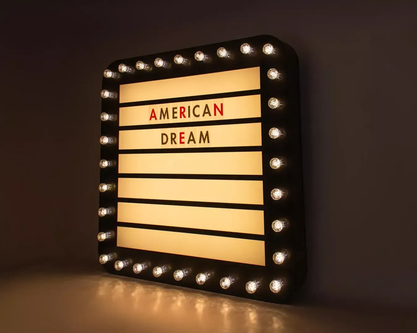 Amerikanischer Traum - Eine Glühbirnen-Tafel mit auswechselbaren Buchstaben im Retro-Stil.
