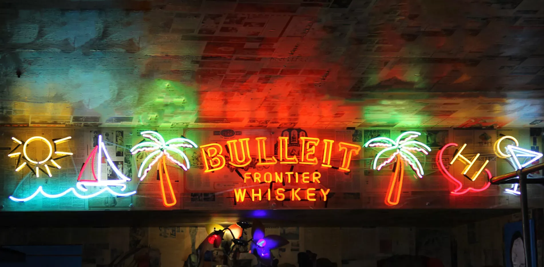 Bulleit - logo i napis wraz dodatkowymi elementami z neonu