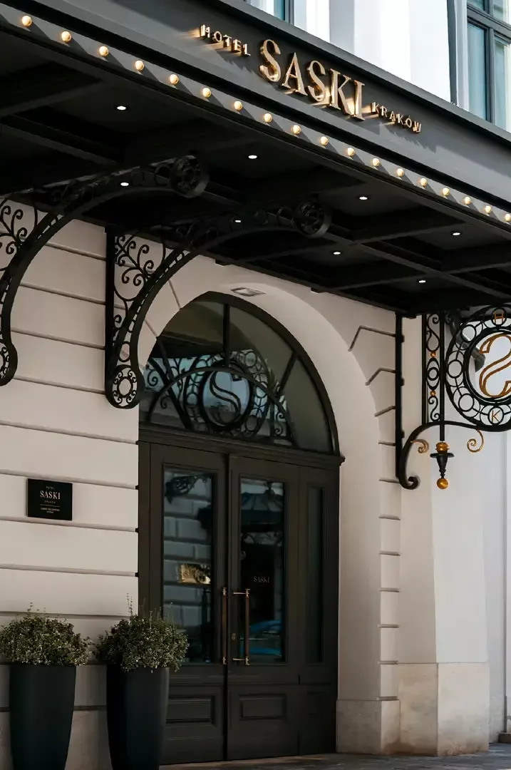 Hôtel Saski - Lettres en acier inoxydable brossé doré sur l'extérieur du bâtiment de l'hôtel Saski