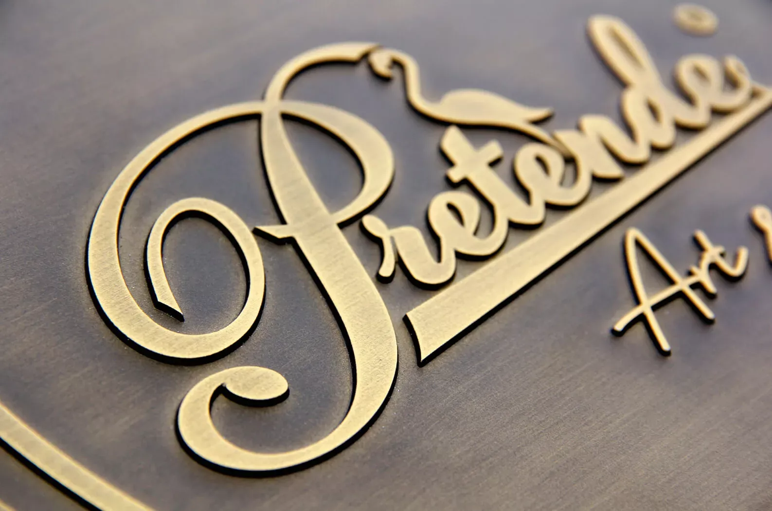 Gegoten plaquette Pretende - 3D gegoten bronzen plaquette met Pretende logo
