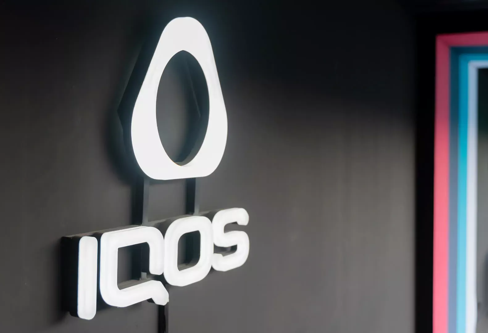 Iqos - Logo e scritta IQOS in plexiglas, retroilluminati in bianco