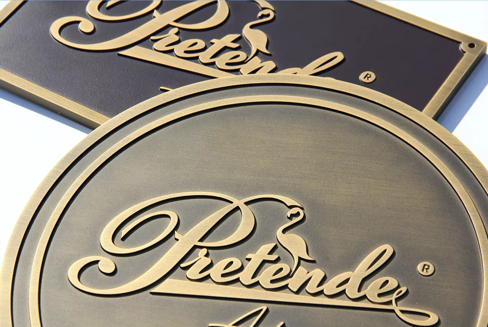 Gussplakette Pretende - 3D-Plakette aus Bronzeguss mit Pretende-Logo