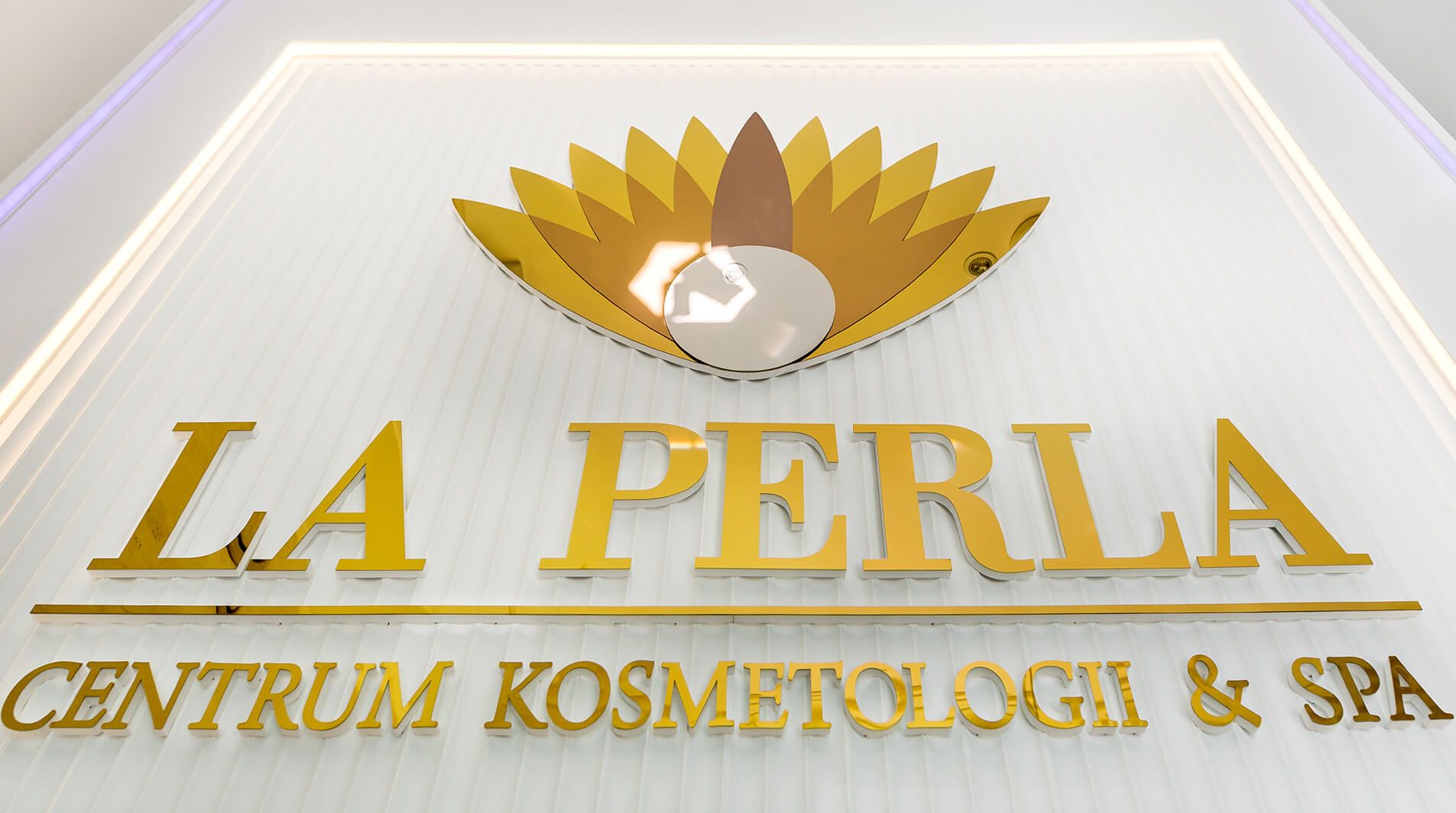 LA PERLA - litery przestrzenne 3D w kolorze złotym z logo