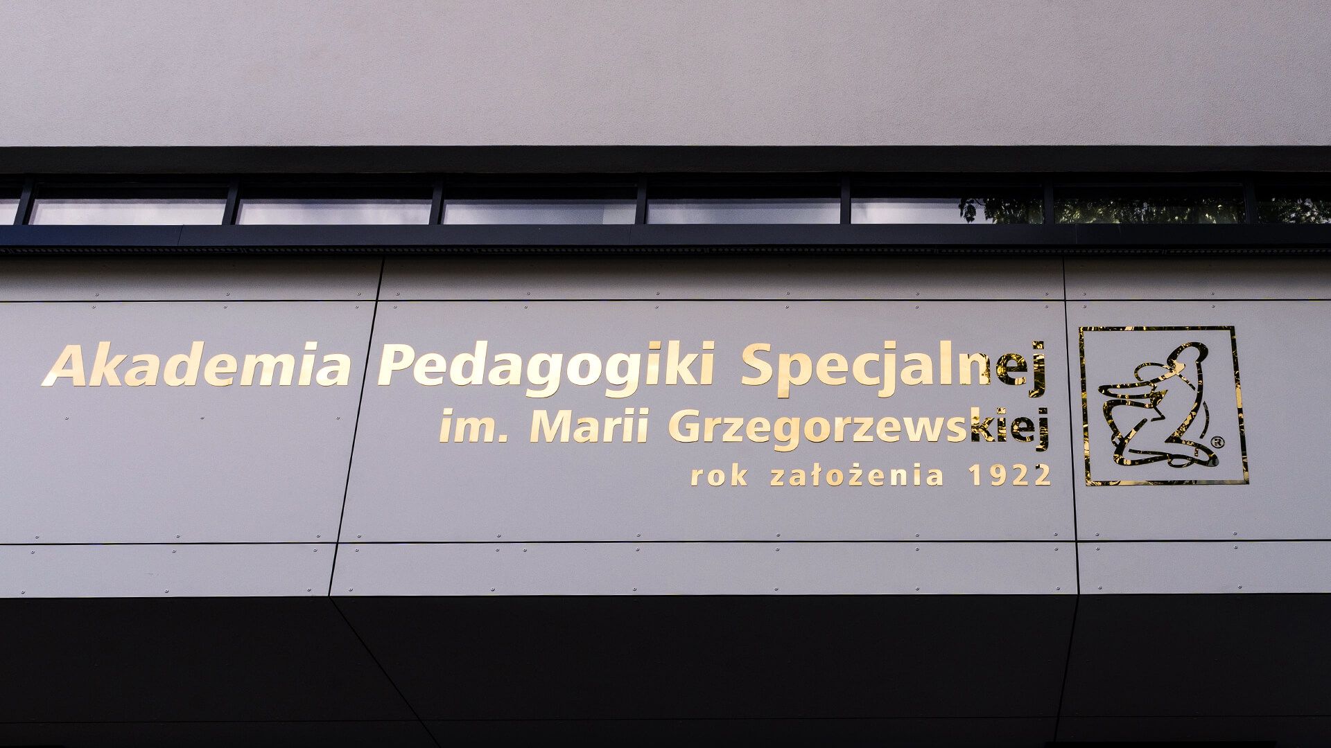 Accademia di educazione speciale - Lettere di metallo - Lettere in acciaio inossidabile color oro sopra l'ingresso.