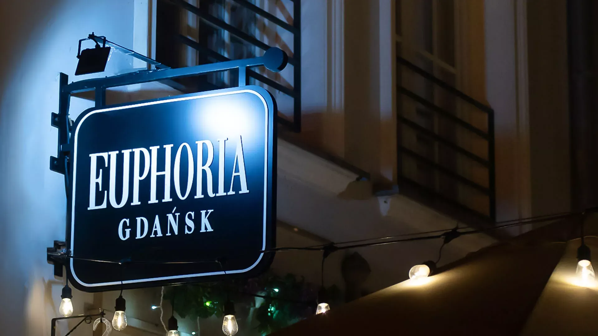 Euphoria Gdańsk - semafor prostopadły, dwustronny w kolorze czarnym z białymi literami w nocy