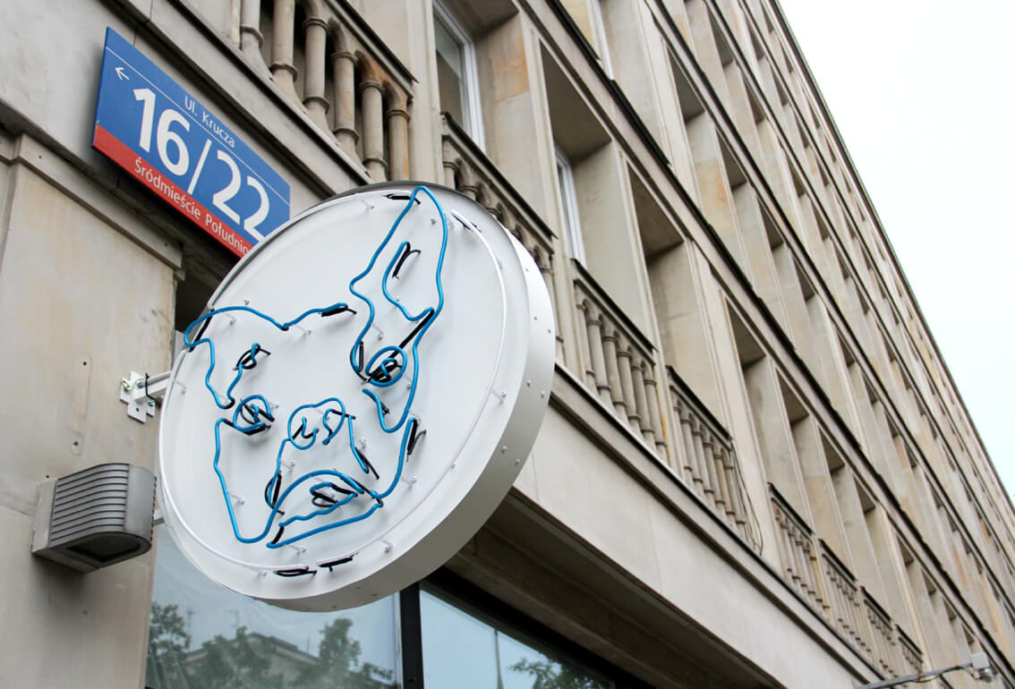 Bulldog - enseigne lumineuse avec logo d'entreprise placé sur un sémaphore publicitaire