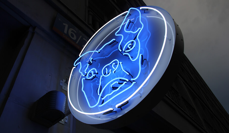 Bulldog - insegna al neon con logo aziendale su semaforo pubblicitario