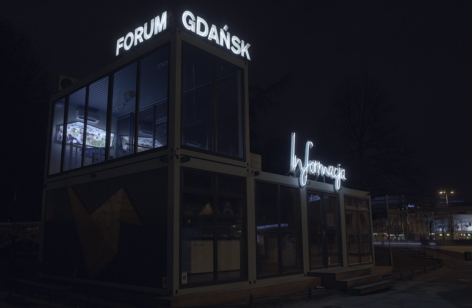 Forum Gdansk - verlichte letters met neon, gemonteerd op een frame, geplaatst op het dak van het gebouw