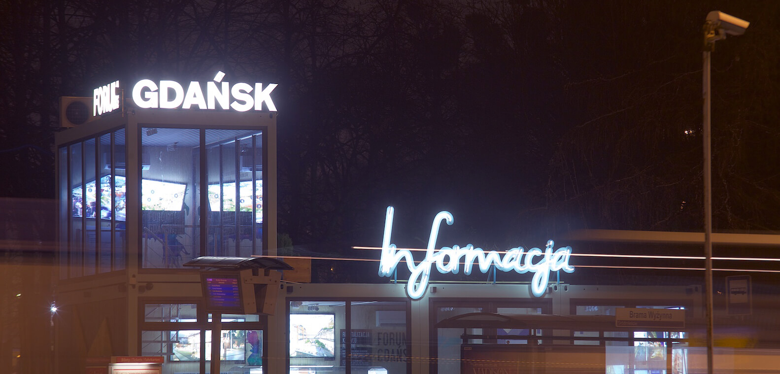 Forum Gdańsk - napis informacja stworzony z neonów, zamontowany na stelażu, znajdujący się nad wejściem