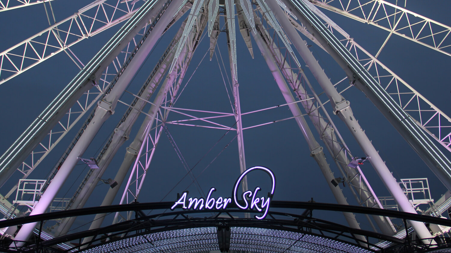 Amber Sky - letrero de neón blanco con el nombre de la empresa en el marco