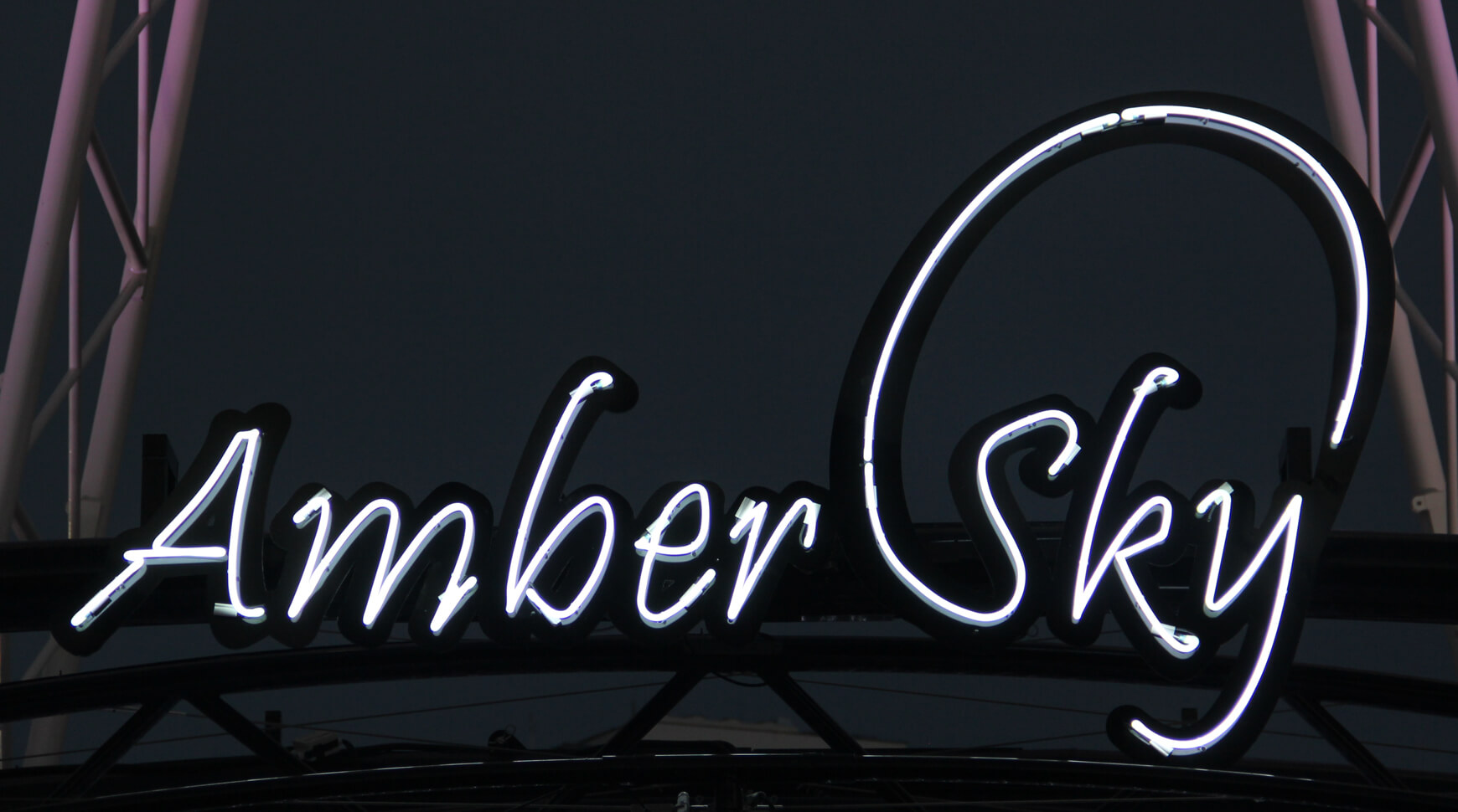 Amber Sky - enseigne lumineuse blanche avec le nom de l'entreprise sur le cadre