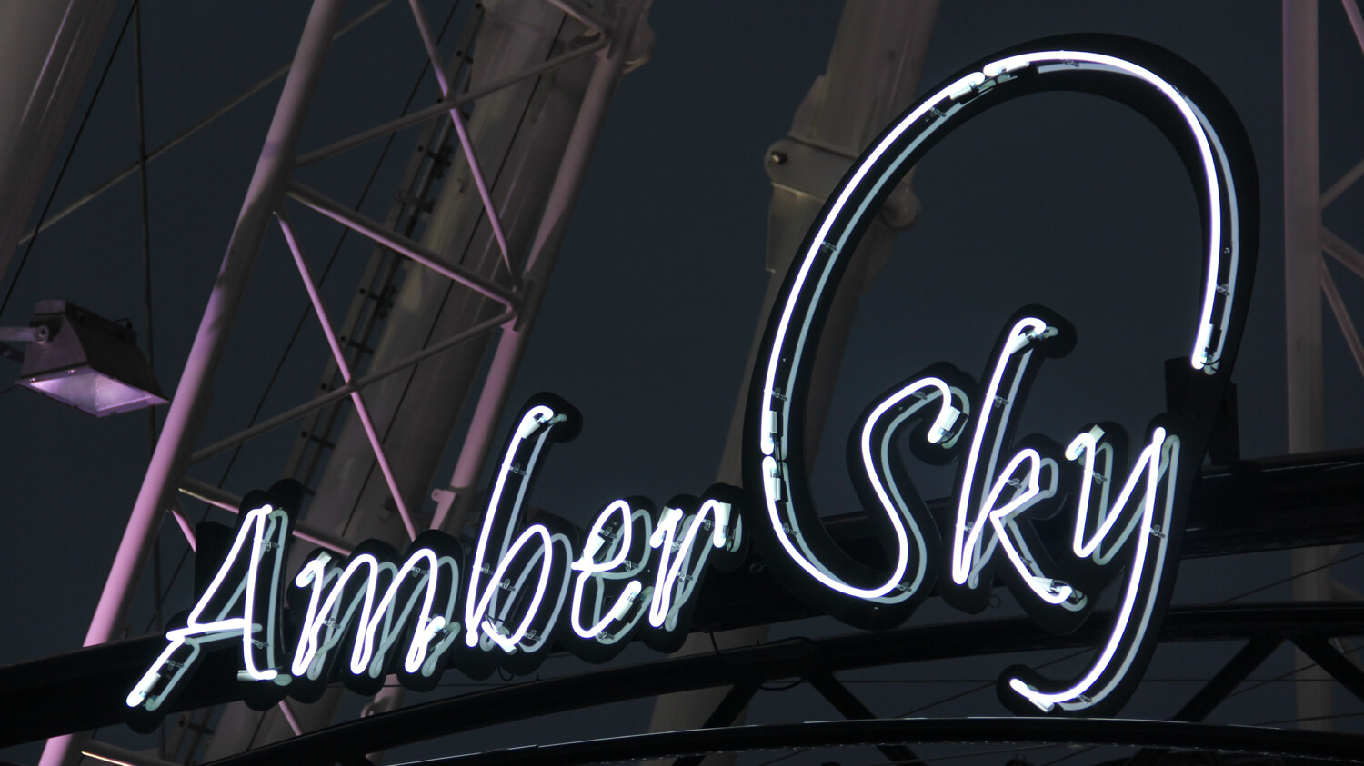 Amber Sky - wit neonbord met de bedrijfsnaam op het frame