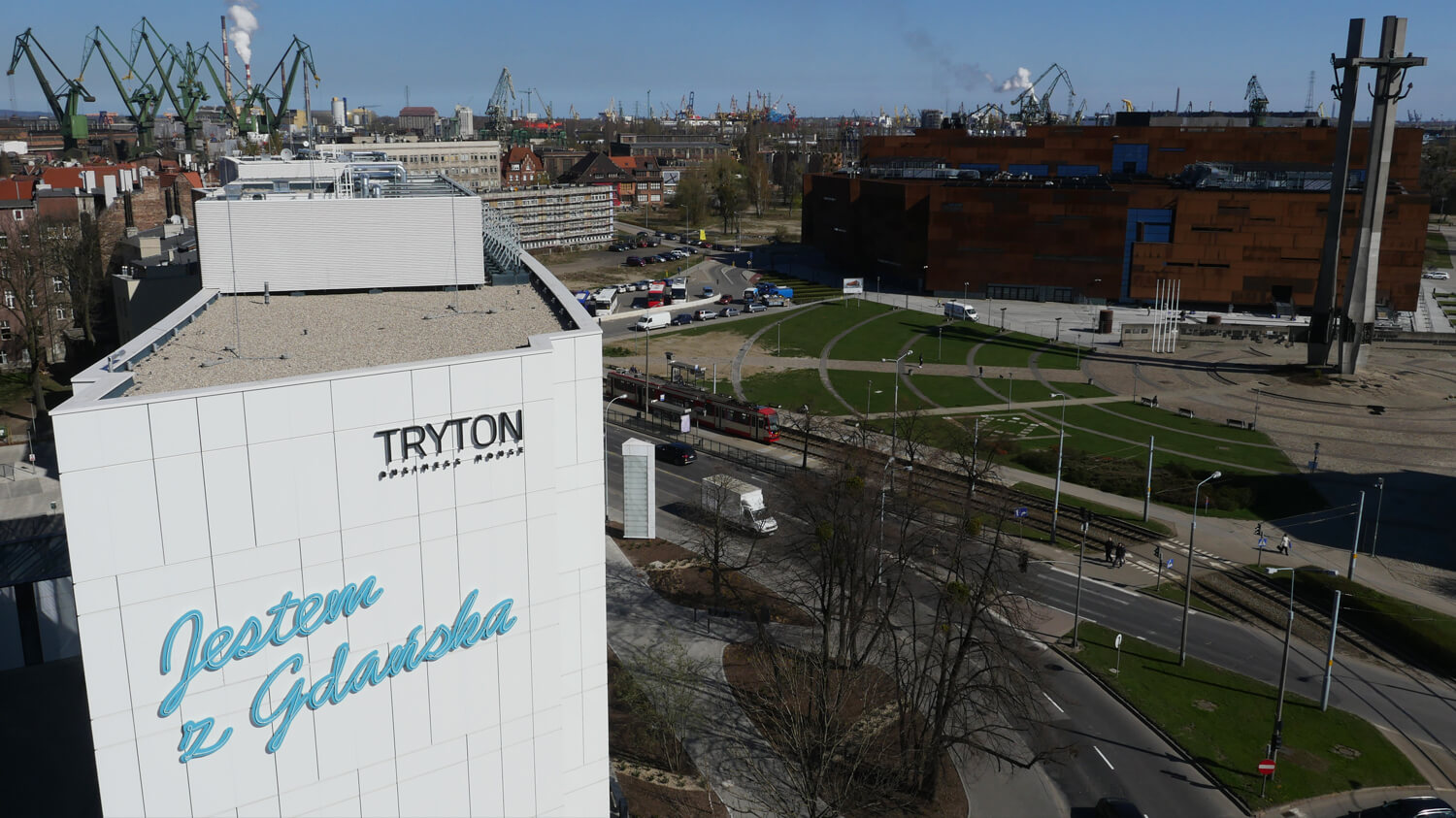 Triton - Aufschrift "I am from Gdansk" aus Neonschildern, die an der Fassade angebracht sind