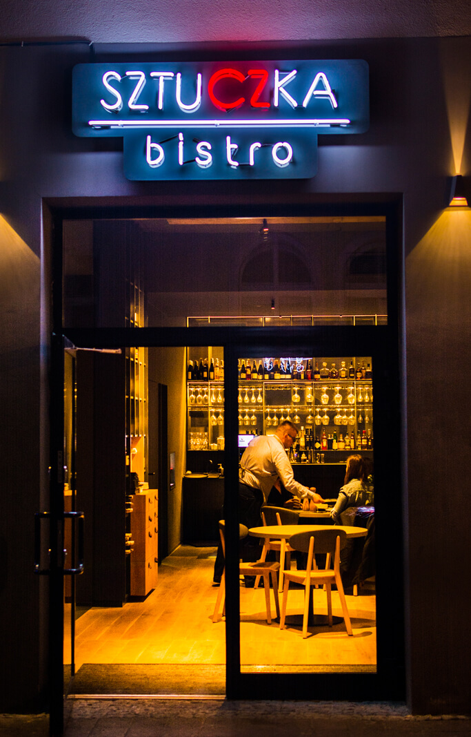 Trick Bistro - Leuchtreklame, montiert auf einer Plexiglasscheibe, über dem Eingang angebracht