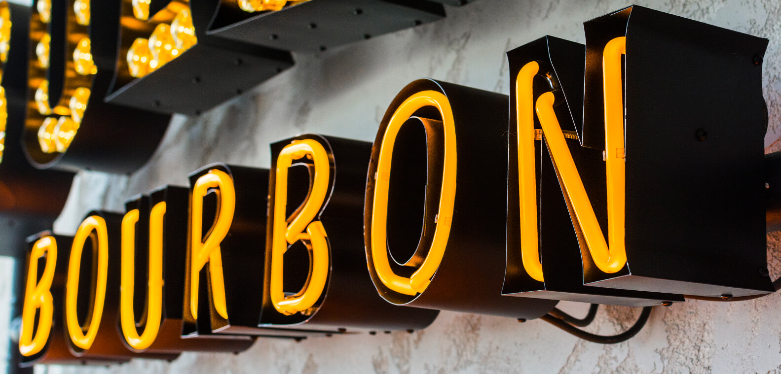 neon-bourbon-neon-sulla-parete-in-un-ristorante-neon-in-un-club-neon-montato-alla-dciana-neon-interno-vetro-lettera-neon-vetro-alcool-neon-dietro-il-bar-neon-vintage-interno-club-atelier-sopot