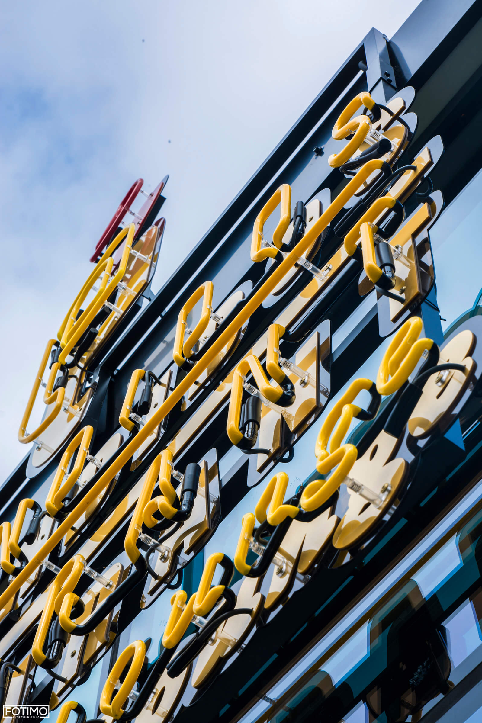 neon-ristorante-esplendidos-tapas-ristorante-neon-colorato-neon-sulla-parete-ristorante-finestra-neon-alto-neon-sull'acciaio-neon-insegne-neon-letteratura-neon-dynia-redlowo