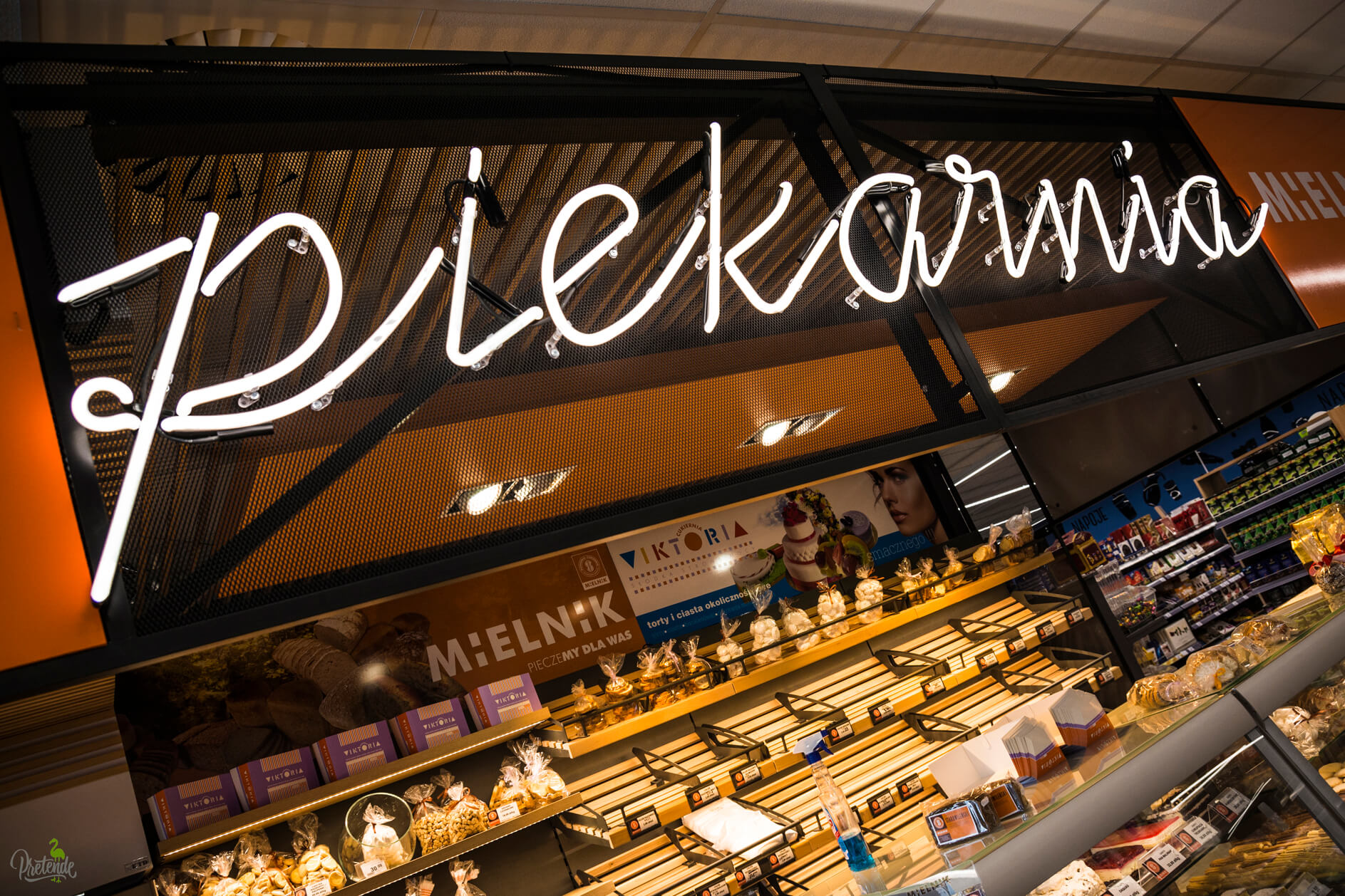 neon-bakkerij-neon-belettering-neon-over-de-balie-neon-winkel-neon-binnen-de-bakkerij-neon-op-de-kruk-neon-over-de-hoofden-neon-max-xavier