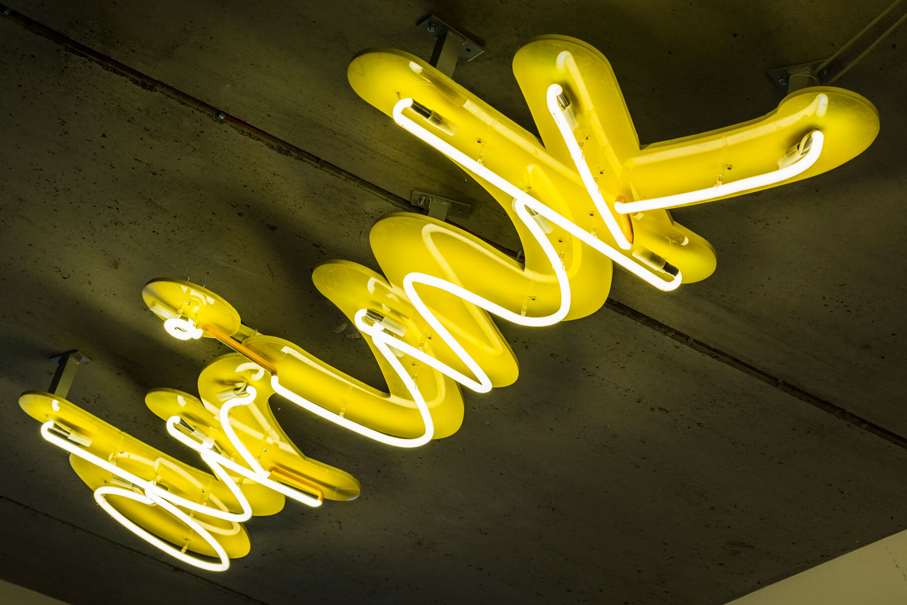 neon-drink-bar-neon-on-the-ceiling-neon-mounted-on-the-ceiling-neon-over-head-neon-neon-in-the-bar-on-the-ceiling-neon-in-the-hotel-neon-in-the-hotel-restaurant-neon-in-the-hotel-rewa