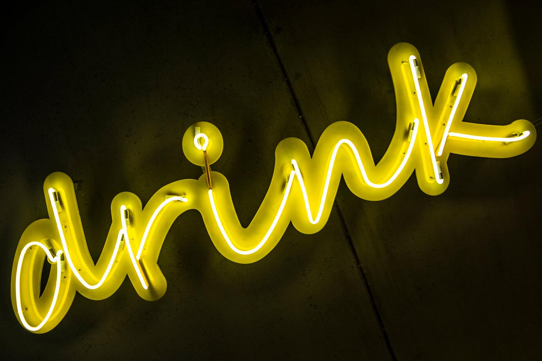 neon-drink-bar-neon-an-der-decke-neon-an-der-decke-neon-an-einer-bar-an-der-decke-neon-an-einem-hotel-neon-an-einem-hotel-restaurant-neon-an-einem-hotel-rewa