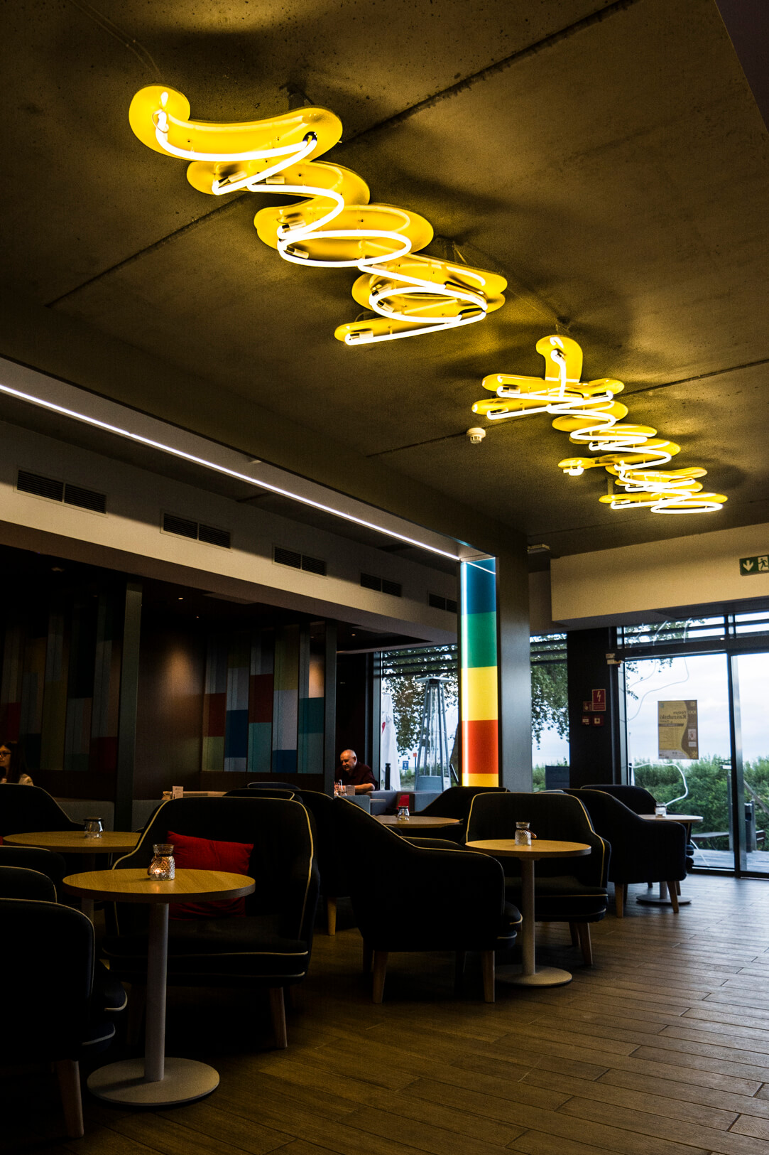 neon-drinkbar-neon-op-het-plafond-neon-op-het-hoofd-neon-neon-in-een-bar-op-het-plafond-neon-in-een-hotel-neon-in-een-hotel-restaurant-neon-in-een-hotel-rewa