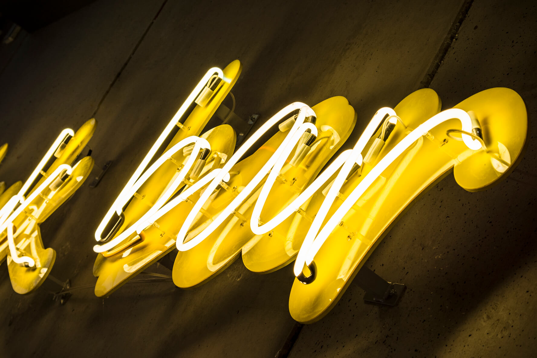 neon-drink-bar-neon-on-the-ceiling-neon-mounted-on-the-ceiling-neon-over-head-neon-neon-in-the-bar-on-the-ceiling-neon-in-the-hotel-neon-in-the-hotel-restaurant-neon-in-the-hotel-rewa