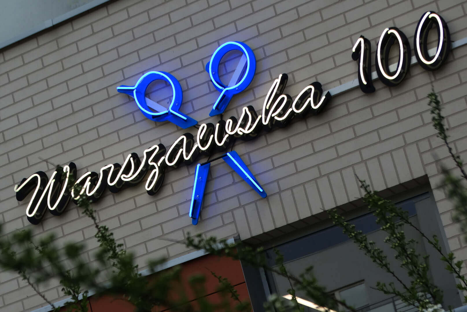 neon-warszawska-100-fryzjer-neon-nad-wejsciem-do-salonu-fryzjerskiego-neon-podswietlany-neon-nozyczki-litery-neonowe-logo-sign-neon-na-scianie-z-kafli-neon-na-kaflach-gdansk-fryzjer-neon-na-zewnatrz